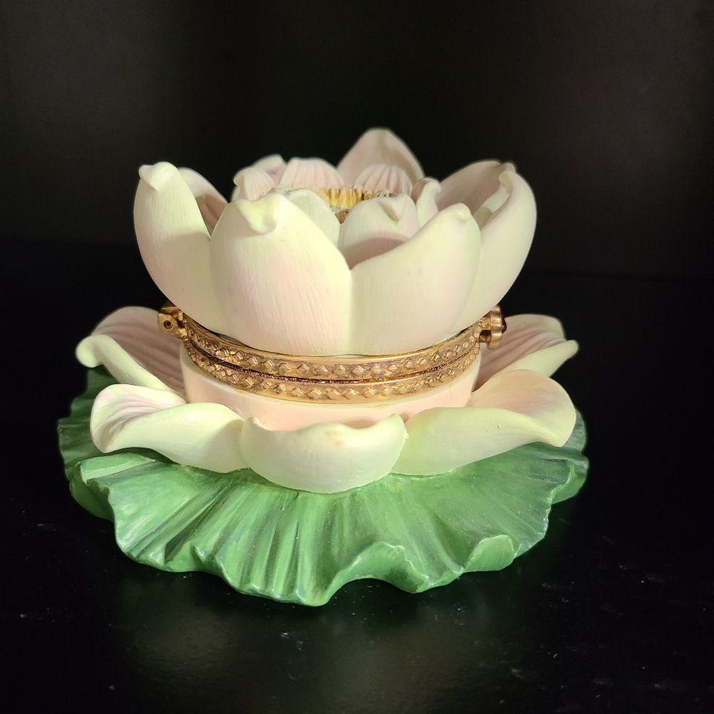 Avon Vintage Water Lily Lotus Floral Lidded Trinket Box With Gold Accents - Picture 2 of 8